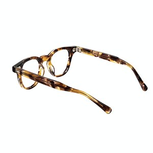 Puede incluir: Gafas con estampado de carey. Las monturas presentan una mezcla de tonos marrones y &aacute;mbar, con una forma redondeada. Las varillas delgadas se extienden hacia atr&aacute;s, ofreciendo un accesorio elegante y funcional.