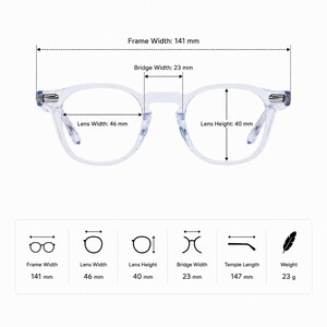 K&ouml;nnte beinhalten: Transparente Brille mit rundem Rahmen. Die Rahmenbreite betr&auml;gt 141 mm, die Linsenbreite 46 mm, die Linsenh&ouml;he 40 mm und die Stegbreite 23 mm. Die B&uuml;gell&auml;nge betr&auml;gt 147 mm und das Gewicht 23 g.