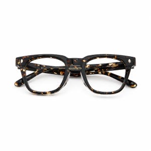 Puede incluir: Gafas de montura cuadrada con estampado carey. Las monturas son negras y marrones con un dise&ntilde;o moteado. Las lentes son transparentes. El texto "Reinventing Vintage" es visible en la montura.