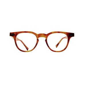 Puede incluir: Gafas con estampado de carey. Las monturas son de color marr&oacute;n c&aacute;lido, con forma redondeada. Las lentes son transparentes y las patillas son delgadas e inclinadas.