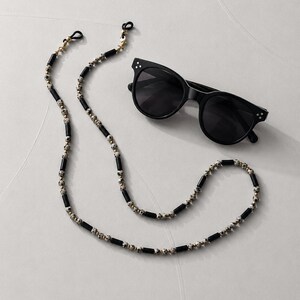 Dalmatiner Jaspis Brillenkette | Natürliche Edelstein Brillenkette | Schwarzer Onyx & Goldakzent-Sonnenbrillenhalter | Handgemachte Brillenkette Bild 2
