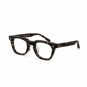 Puede incluir: Gafas de montura cuadrada con un patr&oacute;n carey marr&oacute;n oscuro y negro. Las lentes son transparentes. Las patillas y la montura tienen un dise&ntilde;o moteado. Las gafas est&aacute;n sobre un fondo blanco.