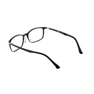 Puede incluir: Gafas rectangulares negras con lentes transparentes. Las monturas son de color negro mate con detalles plateados en las bisagras y las patillas. Las gafas est&aacute;n sobre un fondo blanco.