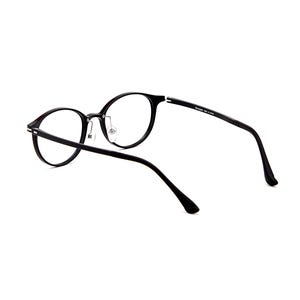 Pode incluir: &Oacute;culos de arma&ccedil;&atilde;o redonda preta com lentes transparentes e hastes finas. A arma&ccedil;&atilde;o apresenta uma ponte com almofadas nasais ajust&aacute;veis e detalhes em metal prateado nas dobradi&ccedil;as. A haste interna cont&eacute;m texto impresso sobre a origem.