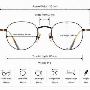 Op de afbeelding: Ronde bril met een donker metalen montuur en pootuiteinden met schildpadpatroon. De afmetingen zijn: 130 mm montuurbreedte, 22 mm brugbreedte, 43 mm lensbreedte, 39 mm lenshoogte, 145 mm pootlengte en een totaalgewicht van 14 gram.