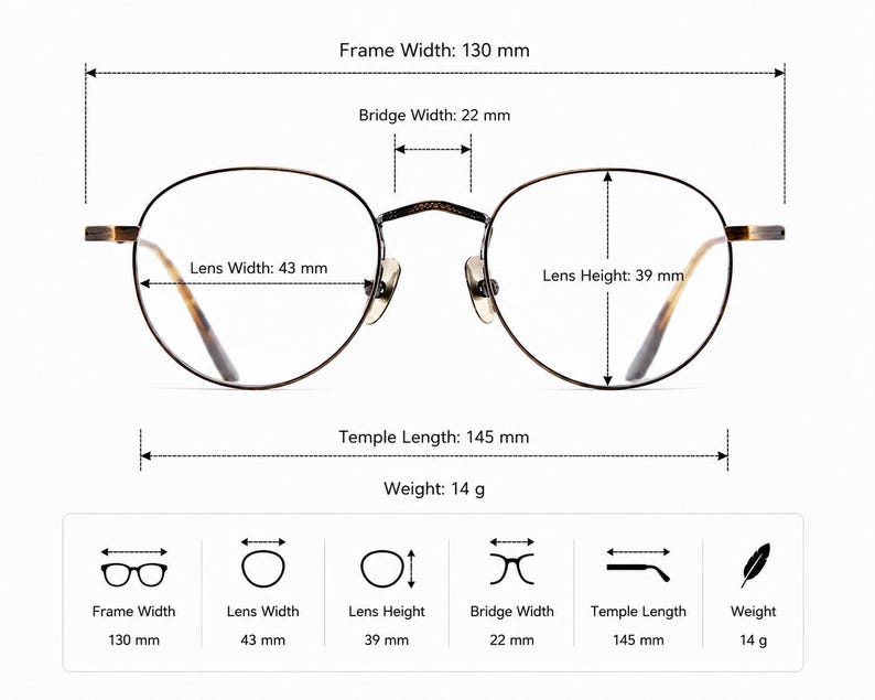 Op de afbeelding: Ronde bril met een donker metalen montuur en pootuiteinden met schildpadpatroon. De afmetingen zijn: 130 mm montuurbreedte, 22 mm brugbreedte, 43 mm lensbreedte, 39 mm lenshoogte, 145 mm pootlengte en een totaalgewicht van 14 gram.