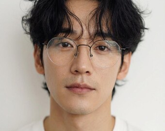 Gafas minimalistas de media montura metálica – Ultraligeras (15 g), montura inferior sin montura, diseño coreano, gafas elegantes para el día a día, ajuste asiático.