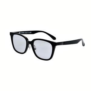 K&ouml;nnte beinhalten: Brillen mit schwarzem Rahmen und reflektierenden Gl&auml;sern. Die Brille hat eine rechteckige Form und ein schlankes, modernes Design. Die B&uuml;gel sind gerade und weisen ein dezentes Streifendetail auf. Die Gl&auml;ser sind verspiegelt silberfarben.