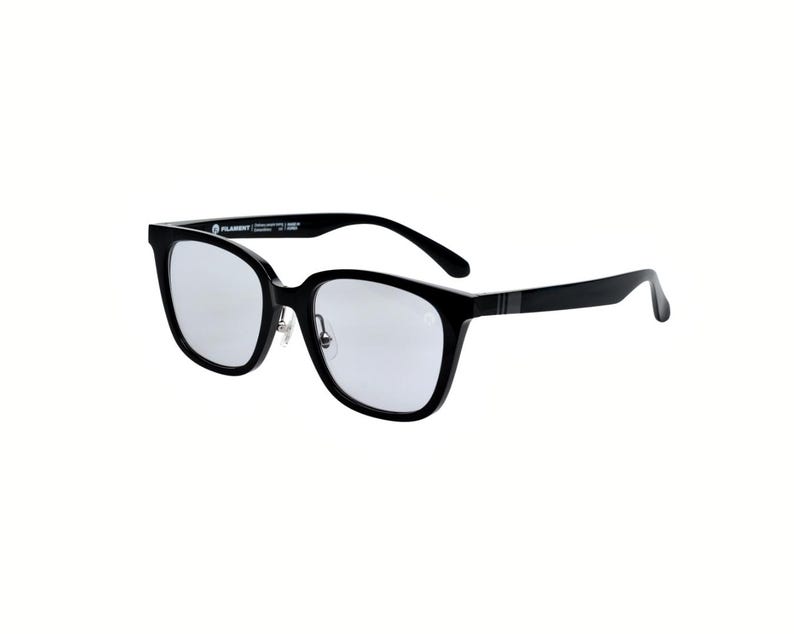 K&ouml;nnte beinhalten: Brillen mit schwarzem Rahmen und reflektierenden Gl&auml;sern. Die Brille hat eine rechteckige Form und ein schlankes, modernes Design. Die B&uuml;gel sind gerade und weisen ein dezentes Streifendetail auf. Die Gl&auml;ser sind verspiegelt silberfarben.