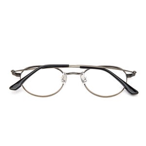 Gafas ovaladas de metal plateado mate, gafas minimalistas coreanas ligeras. imagen 7