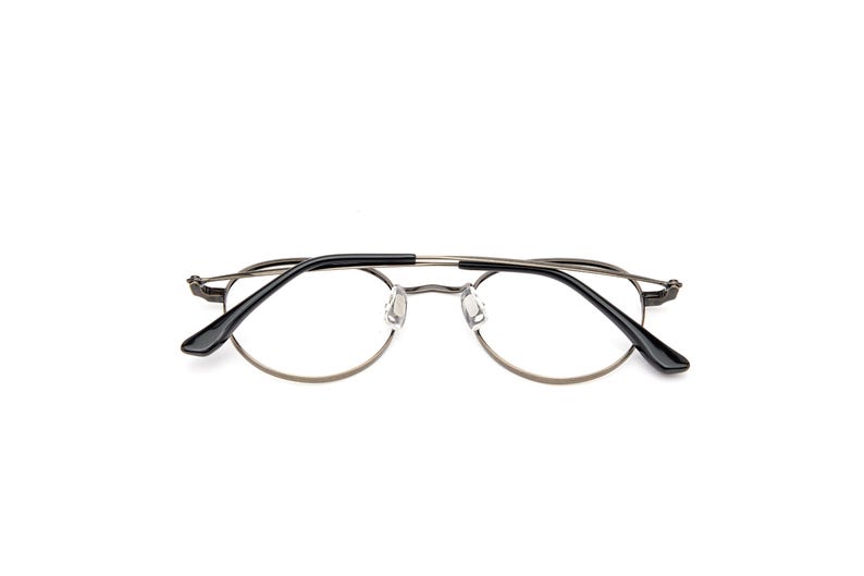 Gafas ovaladas de metal plateado mate, gafas minimalistas coreanas ligeras. imagen 7