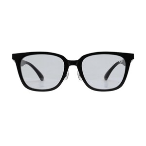 K&ouml;nnte beinhalten: Brille mit schwarzem Rahmen und quadratischer Form. Die Gl&auml;ser sind klar und die B&uuml;gel sind nach innen gebogen. Die Brille ist vor einem wei&szlig;en Hintergrund platziert, was ihr schlankes Design hervorhebt. Ein klassisches Brillenaccessoire.