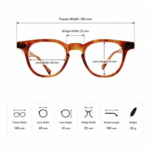 Puede incluir: Gafas marrones con montura de carey con medidas: ancho de montura 145 mm, ancho de lente 48 mm, altura de lente 41 mm, ancho de puente 22 mm, longitud de patilla 148 mm y peso 26 g. Forma redonda cl&aacute;sica.