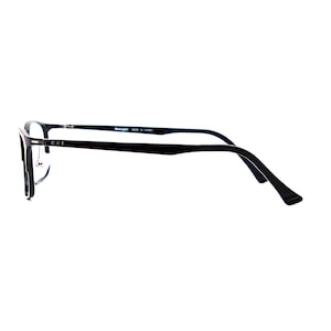 Puede incluir: Gafas rectangulares negras con un dise&ntilde;o elegante y moderno. Las monturas son de color negro liso, con un perfil fino y minimalista. Las patillas se curvan suavemente, terminando en un ajuste c&oacute;modo. Las gafas se muestran de perfil.