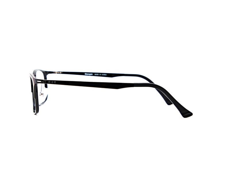 Puede incluir: Gafas rectangulares negras con un dise&ntilde;o elegante y moderno. Las monturas son de color negro liso, con un perfil fino y minimalista. Las patillas se curvan suavemente, terminando en un ajuste c&oacute;modo. Las gafas se muestran de perfil.