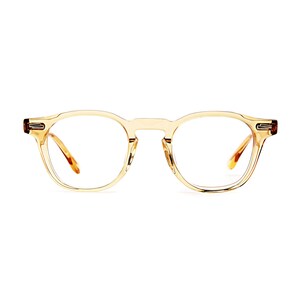 Puede incluir: Un par de gafas con montura redonda transparente, con un tinte &aacute;mbar claro. Las monturas tienen una calidad sutil y transl&uacute;cida, y las patillas son de un color &aacute;mbar m&aacute;s oscuro. Las gafas est&aacute;n dise&ntilde;adas con un estilo cl&aacute;sico y unisex.