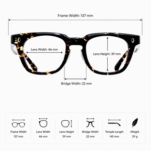 Puede incluir: Gafas con montura con estampado de carey. La anchura de la montura es de 137 mm, la anchura de la lente es de 46 mm, la altura de la lente es de 39 mm y la anchura del puente es de 22 mm. La longitud de la patilla es de 145 mm y el peso es de 29 g.