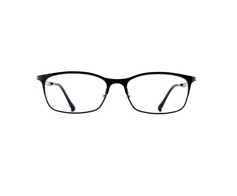 Puede incluir: Gafas rectangulares negras con montura fina. Las gafas tienen un dise&ntilde;o cl&aacute;sico con puente y patillas. Las lentes son transparentes y la montura es de color negro liso. Las gafas est&aacute;n sobre un fondo blanco.