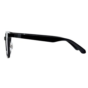 K&ouml;nnte beinhalten: Schwarze rechteckige Brille mit silbernem Scharnier und einem d&uuml;nnen grauen Streifen am B&uuml;gel. Die Brille hat eine gl&auml;nzende Oberfl&auml;che und ist vor wei&szlig;em Hintergrund platziert.
