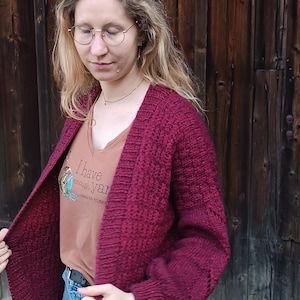 Vinröd stickad kofta med strukturmönster, något överdimensionerad - Secondhand