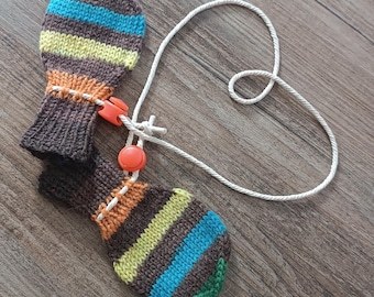 Gestreifte Baby-Fäustlinge, handgestrickt mit Kordel