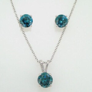 Conjunto de pendientes y colgante para mujer con topacio azul sintético de talla redonda de 3,00 ct, chapado en oro blanco de 14k, con cadena de plata de ley 925.