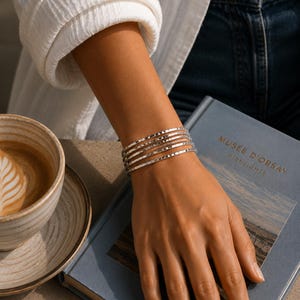 スターリングシルバーのハンマー加工バングルセット、重ね付けできるボヘミアン風ブレスレット