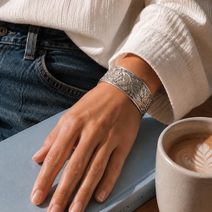Brede gegraveerde zilveren manchetarmband, vintage bloemenarmband, boho statement sieraden