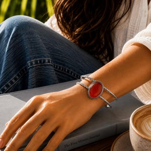 Bracelet manchette en argent sterling et cornaline rouge, bracelet jonc en pierre précieuse, bijou ajustable fait main