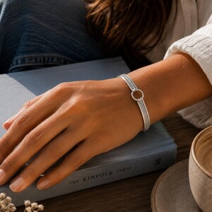 Bracciale rigido minimalista in argento sterling 925 con motivo a chevron e chiusura a cerchio, stile costiero.