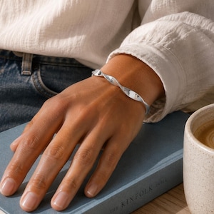 Bracciale rigido intrecciato in argento sterling 925, bracciale aperto minimalista, gioiello moderno fatto a mano.
