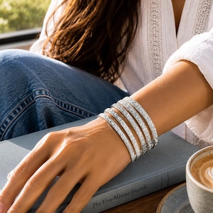 Conjunto de brazaletes con grabado floral, conjunto de pulseras apilables estilo boho, joyería vintage en capas para mujer.