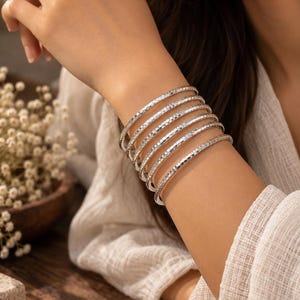 Gehämmertes Silber-Set, 6-teiliges stapelbares Armreif-Set, Boho-Armband im Lagenlook