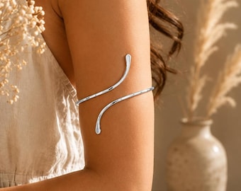 Hamrad Wisp-överarmsmanschett i sterlingsilver, minimalistiskt armband