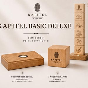 Könnte beinhalten: Ein hellbraunes Holz-Präsentationsset mit der Aufschrift KAPITEL BASIC DELUXE, bestehend aus einem rechteckigen Sockel mit integriertem LED-Licht, einem Holzwürfel mit Fingerabdruck-Logo und einem vertikalen Stapel aus sechs gravierten Holzblöcken.