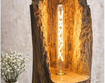 Lámpara hecha de un tronco de árbol, llamativa y rústica, de madera maciza, hecha a mano, procesada a partir de un tronco de árbol.