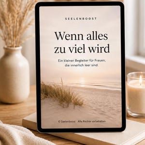Puede incluir: Una tableta digital muestra el texto "Wenn alles zu viel wird" y "Ein kleiner Begleiter für Frauen, die innerlich leer sind." La pantalla muestra una escena de playa. También se ve un jarrón con plantas secas y una vela encendida.