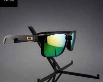Occhiali da sole Oakley Holbrook polarizzati, oro iridio/nero opaco con logo oro.