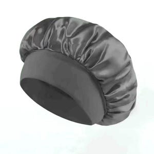 Può includere: Un cappuccio in raso grigio con una fascia elastica larga. Il cappuccio è progettato per proteggere i capelli durante il sonno. Il raso ha una leggera lucentezza e il design è semplice e funzionale.