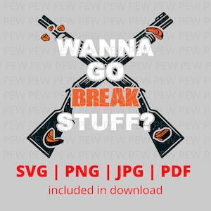 Pode incluir: Um design digital com dois rifles cruzados com o texto "Wanna Go Break Stuff?" em letras brancas. O design está sobre um fundo cinza com o texto "PEW PEW" repetido no fundo. O texto "SVG | PNG | JPG | PDF incluído no download" está na parte inferior do design.