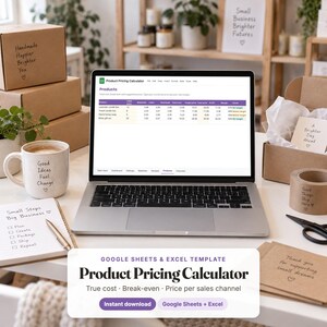 Könnte beinhalten: Ein silberner Laptop mit einer Product Pricing Calculator Tabelle auf dem Bildschirm. Die Anzeige zeigt Spalten für Material, Arbeit, Gemeinkosten, Gesamtkosten, Zielpreis und Gewinn, umgeben von Versandkartons, einer Tasse und einem Notizblock.