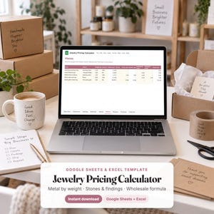 Puede incluir: Un portátil plateado que muestra una hoja de cálculo Jewelry Pricing Calculator en la pantalla, rodeado de cajas de envío de cartón, una taza de cerámica blanca con texto, un bloc de notas con bolígrafo y cinta adhesiva en un escritorio.