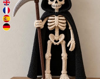 Könnte beinhalten: Eine gehäkelte Skelettfigur mit schwarzem Kapuzenumhang, die einen braunen Stab mit grauer Sensenklinge hält. Die Figur besteht aus cremefarbenem Garn mit detailliertem Brustkorb und Schädel. Der Text oben lautet Instant PDF Download.