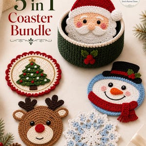 Peut inclure: Un ensemble de 5 sous-verres au crochet comprenant un visage de Père Noël, un sapin de Noël, un bonhomme de neige, un renne et un flocon de neige. Le sous-verre Père Noël est rangé dans un panier vert foncé orné d'un motif de houx.
