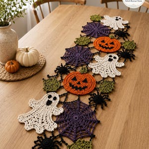Peut inclure: Un chemin de table en crochet sur le thème d'Halloween composé de motifs interconnectés représentant des fantômes blancs, des citrouilles orange, des toiles d'araignée violettes, des araignées noires et des feuilles vertes.