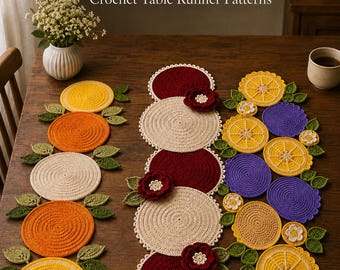 Può includere: Un set 3 in 1 Bundle Crochet Table Runner Patterns che mostra tre runner da tavola. Uno ha cerchi a tema agrumi arancioni e gialli con foglie verdi. Un altro alterna cerchi bordeaux e crema con fiori. Il terzo presenta fette di agrumi gialle e viola con piccoli fiori bianchi.