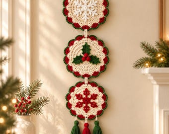 Haakpatroon voor een kerstwanddecoratie (PDF), sneeuwvlokken en hulst, feestelijke gehaakte slinger