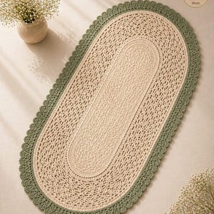 Puede incluir: Una alfombra ovalada, tejida a mano, con un centro color crema y un borde festoneado verde salvia. La alfombra presenta un patrón de puntada abierto y calado. El logotipo "SR Stitch Runner Store" es visible en la esquina superior derecha. La alfombra se utiliza como revestimiento decorativo.