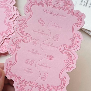 Tarjeta de cronograma de boda en relieve color rosa empolvado, programa troquelado, itinerario en papel de algodón.