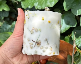 Vela de cera de soja con flores secas / Aroma a espiraea y trigo, margaritas de aliento de bebé